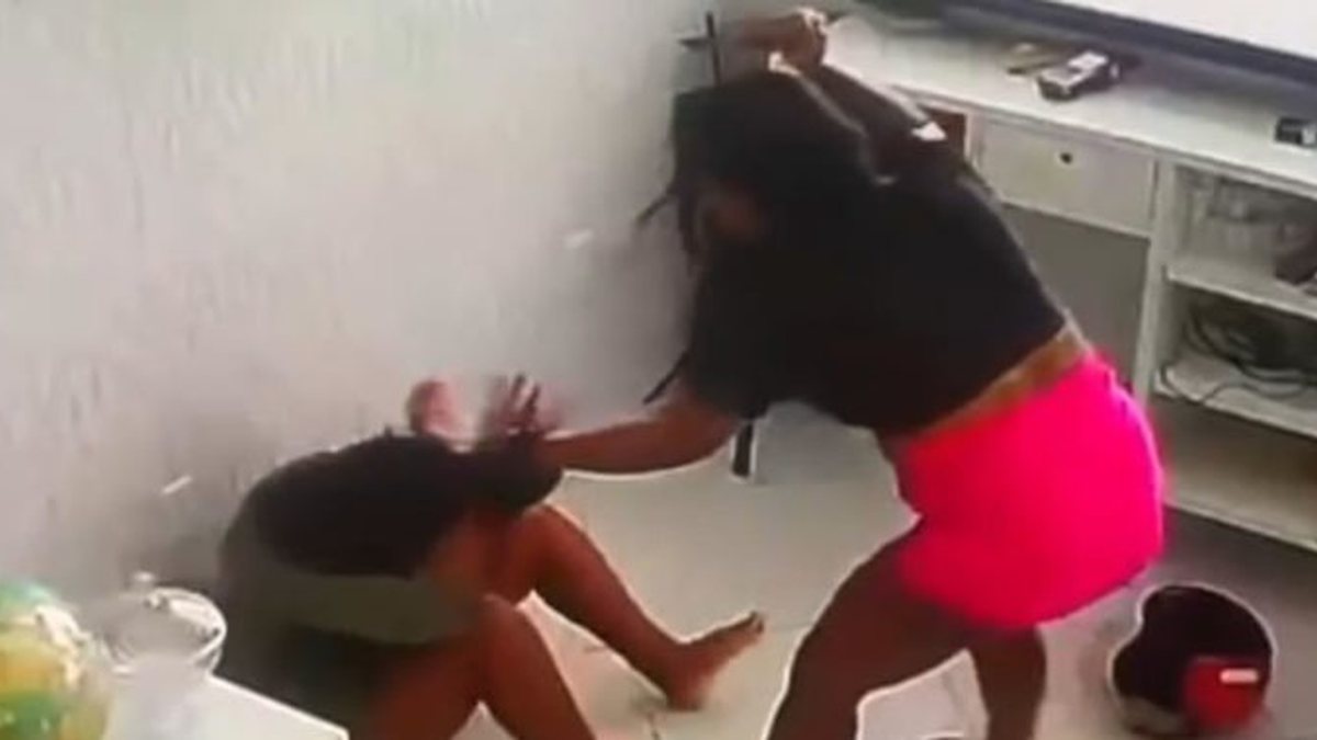 🚨VÍDEO FORTE: mulher invade loja e esfaqueia várias vezes jovem de 19 anos Imagens de câmeras de segurança registraram o momento em que uma