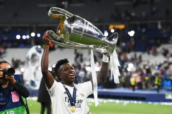 Futebol: Vini Jr é eleito o melhor jogador da Champions Destaque em mais um título do Real Madrid, Vinicius Junior foi eleito pela Uefa