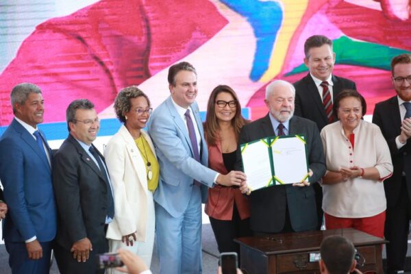 Educação: Pacto pela educação deve investir mais de R$ 4 bilhões em escolas O Ministério da Educação (MEC) lançou nesta quinta-feira