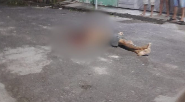 Jovem é morto com 13 tiros no bairro Cidade de Deus. Um jovem de 20 anos, foi morto com pelo menos 13 tiros pelo corpo na noite...
