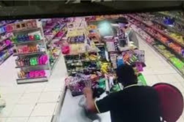 🚨 Segurança: Comerciante é vítima de assalto e sequestro no bairro Terra Firme, em Belém Um homem foi sequestrado em um mercado