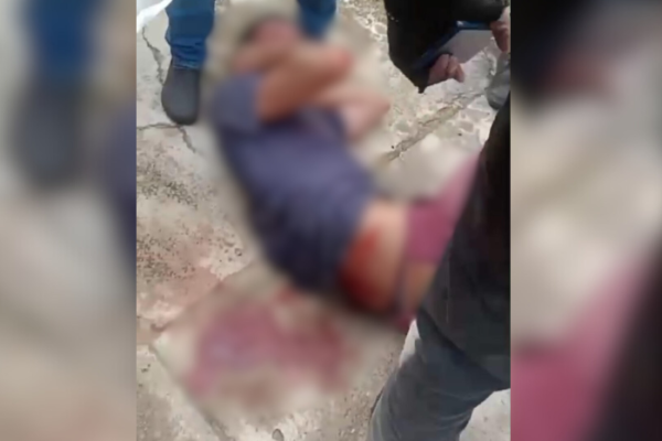 Uma mulher pede que parem de espancar o homem. “Não bate mais nele, em nome de Jesus, chega! Você tem mãe”, diz o áudio do vídeo. Fonte: D24am. Leia mais em https://d24am.com/policia/chega-em-nome-de-jesus-pede-mulher-ao-ver-suposto-ladrao-apanhando-em-manaus/