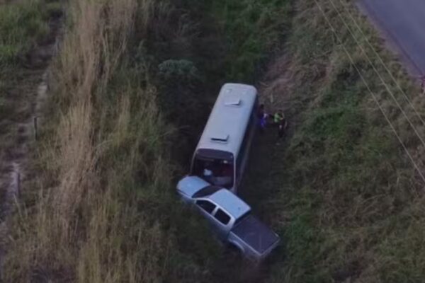 🚌💣Pará: Ônibus escolar e caminhonete colidem e vão parar fora da estrada Um ônibus escolar e uma caminhonete colidiram e foram parar fora