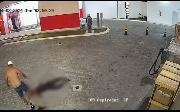 🚨Vídeo Brutal Mostra sendo Homem de 22 anos sendo pisoteado na cabeça até a morte Cenas chocantes registradas por câmeras de segurança