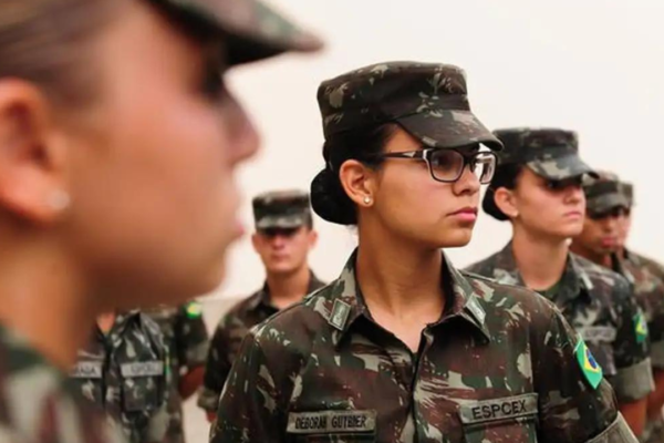 Forças Armadas: Mulheres poderão se alistar em 2025 Pela primeira vez na história, Exército, Marinha e Aeronáutica devem passar a receber