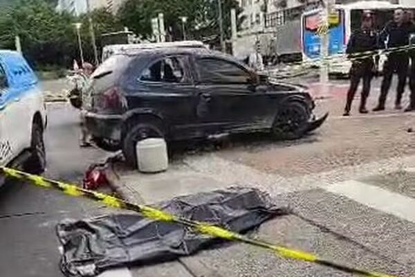 Mototaxista morre após atropelamento. Imagens gravadas por testemunhas mostram quando o homem desce do carro e joga...