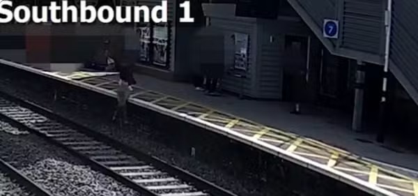 Menino de 3 anos pula de plataforma ferroviária e é salvo segundos antes de o trem passar. Empresa ferroviária inglesa divulgou...