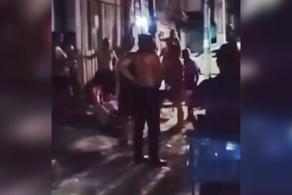 Homem fica ferido após ataque de Pitbull em Belém. Algumas pessoas testemunharam o momento em que ocorreu o ataque do cachorro...