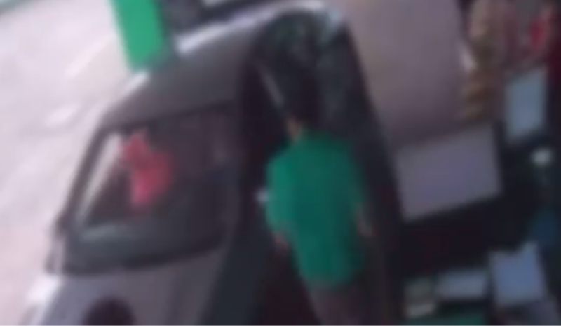 🚨Vídeo mostra homem agredindo namorada com socos durante discussão dentro de carro Imagens de câmeras de segurança registraram o momento