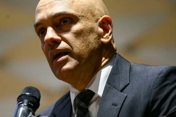 Polícia: PF prende suspeitos de ameaças à família de Alexandre de Moraes A PF (Polícia Federal) prendeu 2 suspeitos de ameaçar a família