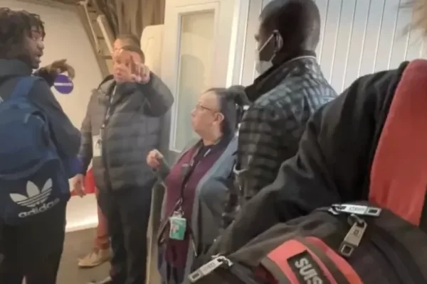 Racismo: Companhia aérea é acusada ao barrar negros por “mau cheiro ”Três homens negros residentes de Nova York estão processando a companhia