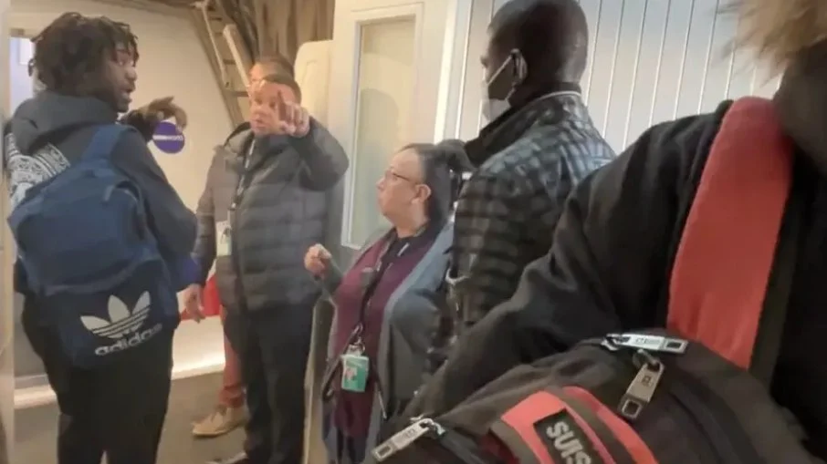 Racismo: Companhia aérea é acusada ao barrar negros por “mau cheiro ”Três homens negros residentes de Nova York estão processando a companhia