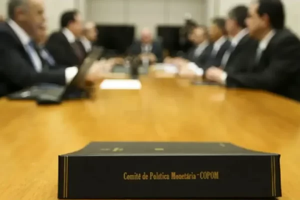 💰Economia: Copom contraria Lula e mantém Selic a 10,5% por unanimidade O Comitê de Política Monetária (Copom) do Banco Central decidiu