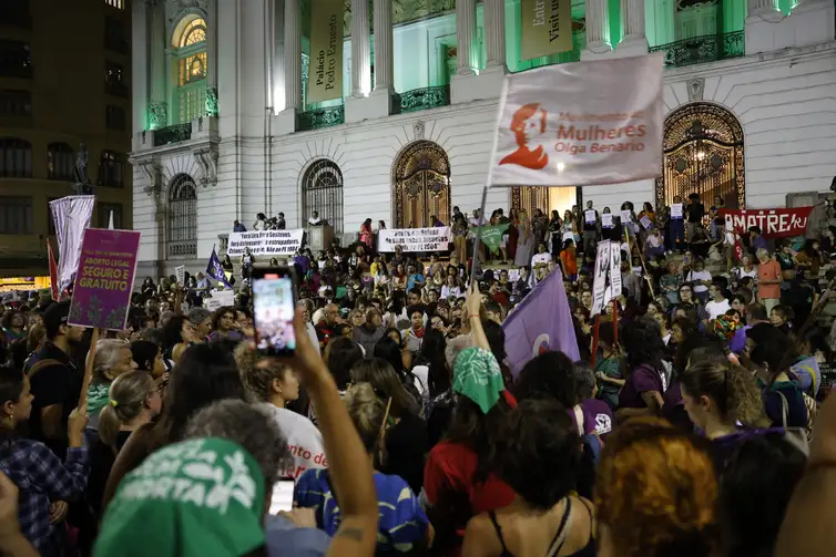 🖊Brasil: Manifestações contra PL do aborto ganham as ruas no país A aprovação na quarta-feira (12/6) da urgência do Projeto de Lei (PL)
