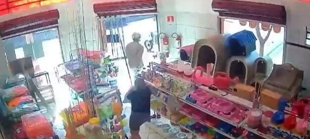 Dona de pet shop reage a assalto e corre atrás de ladrão com rodo; veja o vídeo