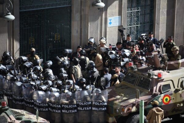 🖊INTERNACIONAL: Bolívia resiste a tentativa de golpe de estado O governo do presidente boliviano, Luis Arce, resistiu ontem a uma confusa