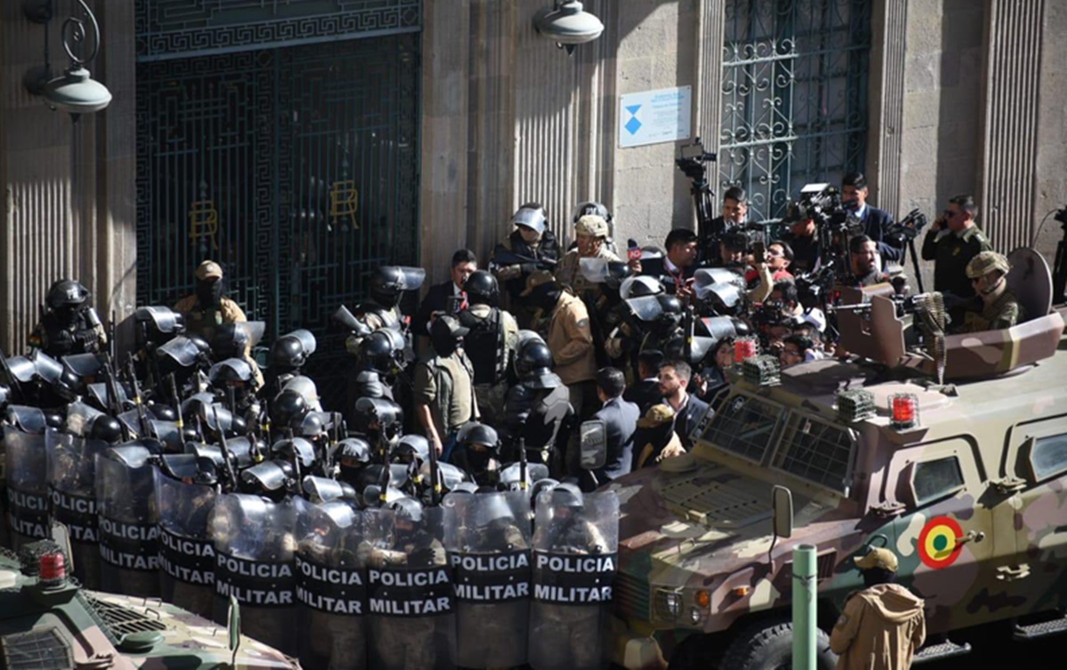🖊INTERNACIONAL: Bolívia resiste a tentativa de golpe de estado O governo do presidente boliviano, Luis Arce, resistiu ontem a uma confusa