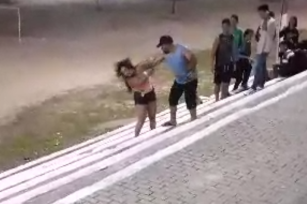 😱💣Vídeo mostra mulher levando sequência de tapas de homem no meio de praça😱💣 Uma mulher levou uma sequência de tapas de um homem