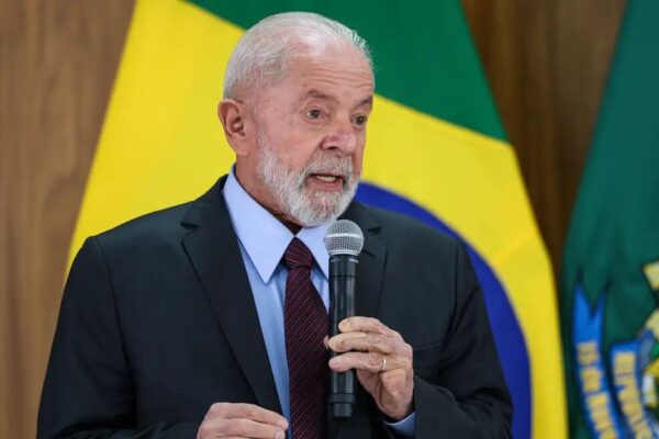🖊Politica: Lula diz que pode tentar a reeleição 'para evitar que trogloditas voltem a governar' o país O presidente Luiz Inácio Lula