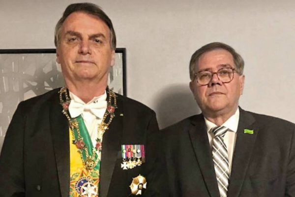 🖋😱Investigação: Apex diz que médico de Bolsonaro era funcionário fantasma em Miami Ricardo Camarinha, médico do ex-presidente....