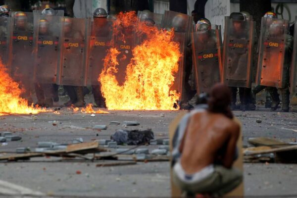 Protestos na Venezuela: Segundo a ONG e Autoridades 749 pessoas são presas e 6 morrem🚨⚠ Ao menos 749 pessoas foram presas devido...