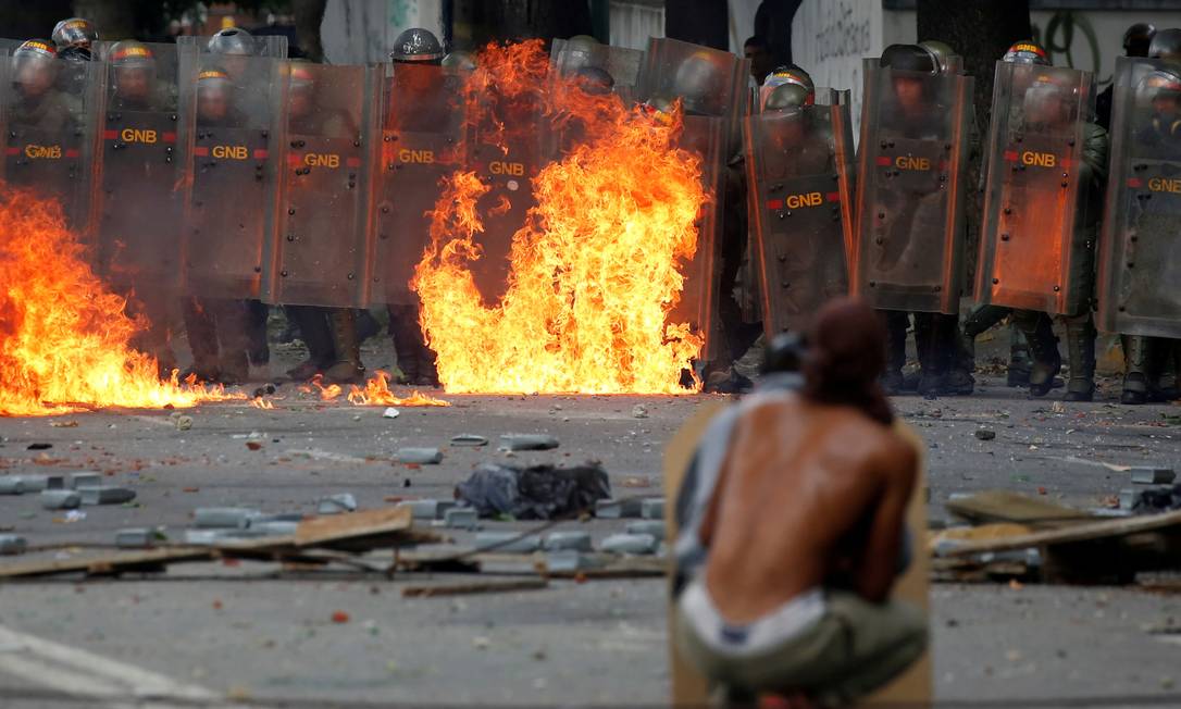 Protestos na Venezuela: Segundo a ONG e Autoridades 749 pessoas são presas e 6 morrem🚨⚠ Ao menos 749 pessoas foram presas devido...