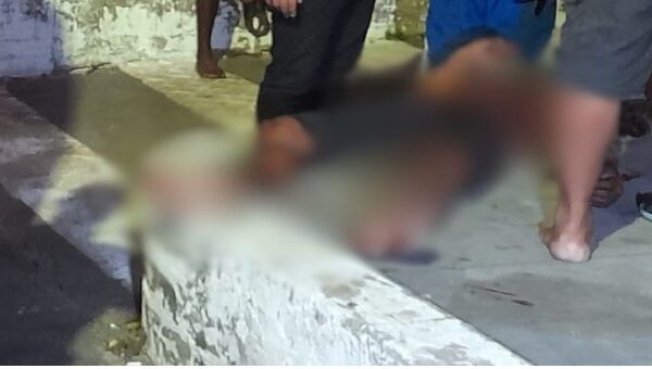 😱Confusão: Grupo quebra a perna e braço de morador de rua acusado de furto Na noite desta segunda-feira (22), um morador de rua identificado