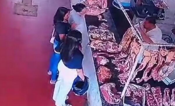 🚨😱Vídeo: Madrasta esfaqueia adolescente após audiência de pensão alimentícia A adolescente de 15 anos esfaqueada pela madrasta...