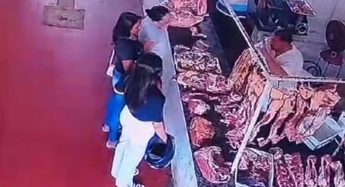 🚨😱Vídeo: Madrasta esfaqueia adolescente após audiência de pensão alimentícia A adolescente de 15 anos esfaqueada pela madrasta...