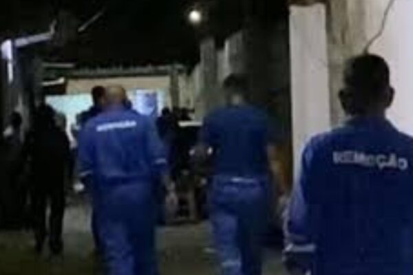 😱🚨Filho mata padrasto após ver mãe apanhando em Belém PA Um trágico incidente abalou o bairro Ponta Grossa, em Icoaraci, distrito de Belém.