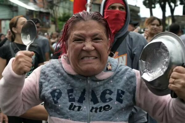 🖊Politica Internacional: Caracas tem protesto e panelaços contra reeleição de Maduro Manifestantes contrários ao anúncio da vitória...
