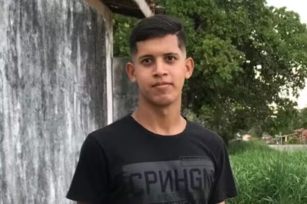 ⚽😱Tragédia: Jogador paraense tem mal súbito em partida, bate cabeça no chão e morre em SC Um jogador de 23 anos morreu após sofrer....