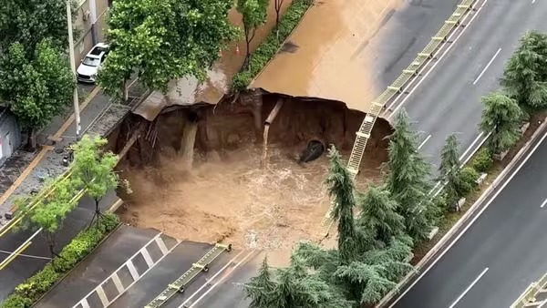 Onda de água e areia abre buraco enorme em rodovia na China. O incidente aconteceu após uma escavação em um canteiro de obras de metrô...