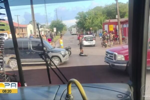 Idoso e mulher em motocicleta morrem após colidirem com ônibus. Duas pessoas que estavam em uma motocicleta foram atingidas...