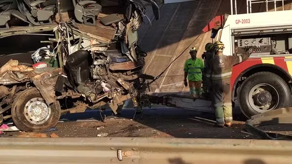 Acidente com ônibus no interior de SP deixa 10 mortos e mais de 40 feridos. Veículo bateu em pilar de um viaduto no km 171 da...