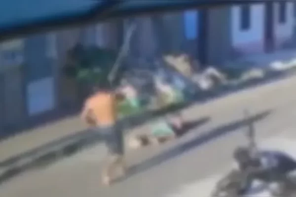 Vídeo: homem é espancado com barra de ferro em Parauapebas. Ele foi levado em estado grave para o hospital; agressor foi...