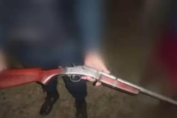 Criança é morta pelo irmão com tiro acidental na cabeça. Menino de 10 anos foi atingido com tiro de espingarda na cabeça...