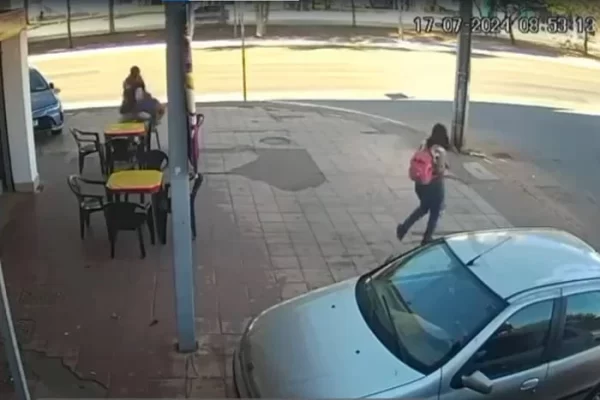 😱🚨Imagens fortes: homem leva facada e morre enquanto tomava café Um homem, de idade ainda não divulgada, morreu na manhã desta quarta-feira