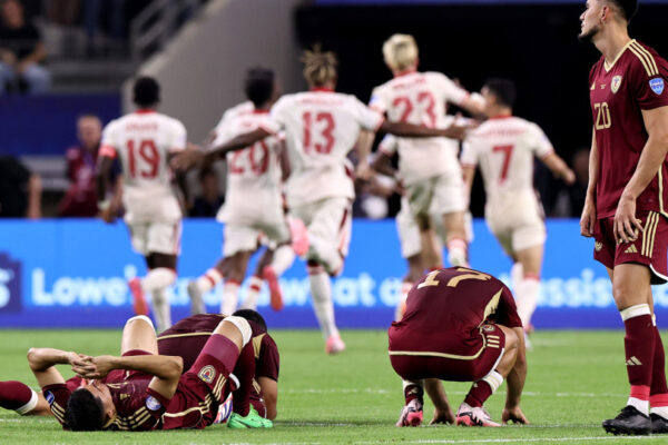 🏆⚽Copa América: Canadá vence Venezuela nos pênaltis e enfrenta Argentina na semifinal O Canadá ganhou da Venezuela nos pênaltis por 4 a 3, após empate por 1 a 1 no tempo normal, pelas quartas de finais da Copa América, no AT&T Stadium, na noite desta sexta-feira (5).