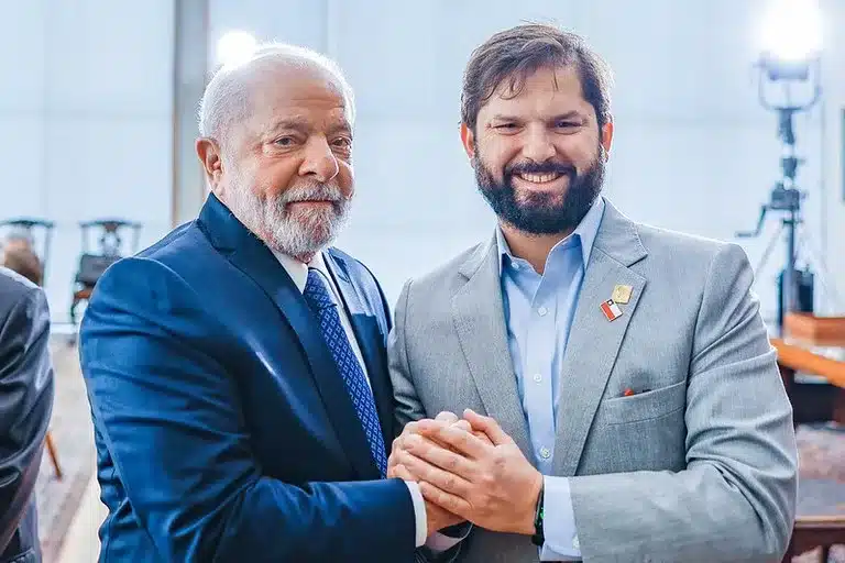 🚨Internacional: Lula e presidente do Chile devem discutir situação da Venezuela e assinar 17 acordos O presidente Luiz Inácio Lula da Silva..