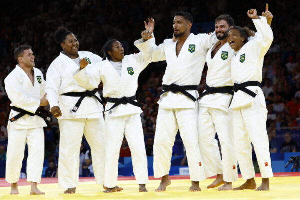 Olimpíadas 2024: 🥉Brasil é MEDALHA DE BRONZE no judô por equipes Neste sábado (3), na Arena Campo de Marte, os brasileiros bateram a Itália..