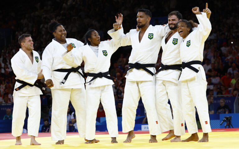 Olimpíadas 2024: 🥉Brasil é MEDALHA DE BRONZE no judô por equipes Neste sábado (3), na Arena Campo de Marte, os brasileiros bateram a Itália..