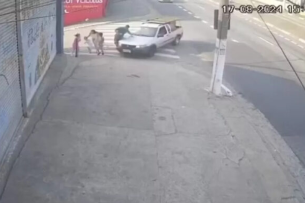 🚨🚗Motorista embriagado atropela família em faixa de pedestres; Veja o Vídeo Imagens de câmeras de segurança registraram o momento em que