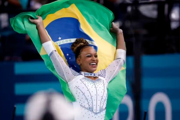 🥈 Brasileira fica com a prata no salto, atrás somente de Simone Biles! Rebeca Andrade segue fazendo história na ginástica artística.