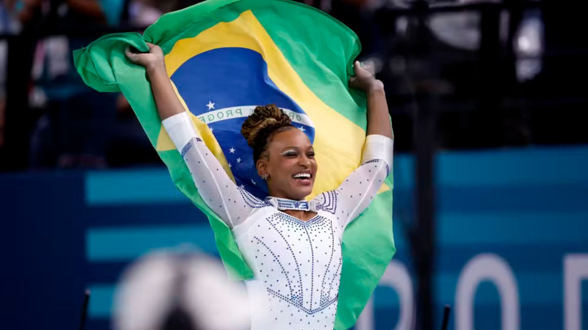 🥈 Brasileira fica com a prata no salto, atrás somente de Simone Biles! Rebeca Andrade segue fazendo história na ginástica artística.