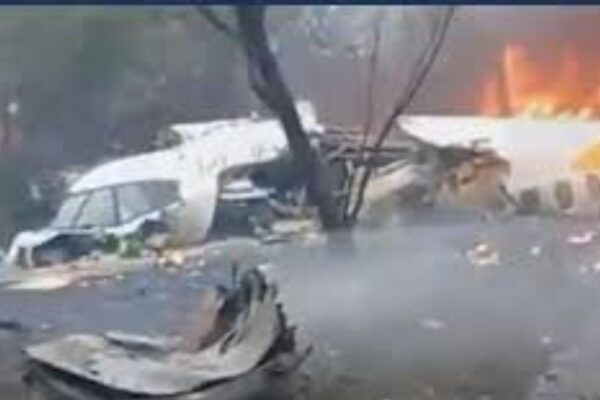 🚨😱URGÊNTE: Avião com 62 pessoas a bordo cai em Vinhedo, no interior de SP Um avião com 58 passageiros e quatro tripulantes, totalizando