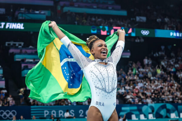É OUROOOOOO! 🥇 Rebeca supera Biles, conquista ouro no solo e vira maior nome do Brasil em Olimpíadas Rebeca Andrade é a maior medalhista