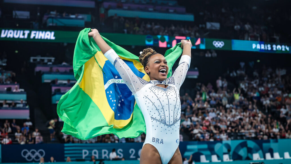 É OUROOOOOO! 🥇 Rebeca supera Biles, conquista ouro no solo e vira maior nome do Brasil em Olimpíadas Rebeca Andrade é a maior medalhista