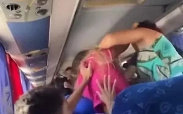 🚨Mulher agride estudante que sentou em lugar “reservado” no Pará; Veja o Vídeo 😱Na manhã desta segunda-feira (05), uma estudante...