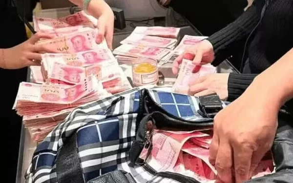 Após péssimo atendimento, Chinesa se vinga de vendedores da Louis Vuitton Uma ação inusitada de vingança protagonizada por uma cliente